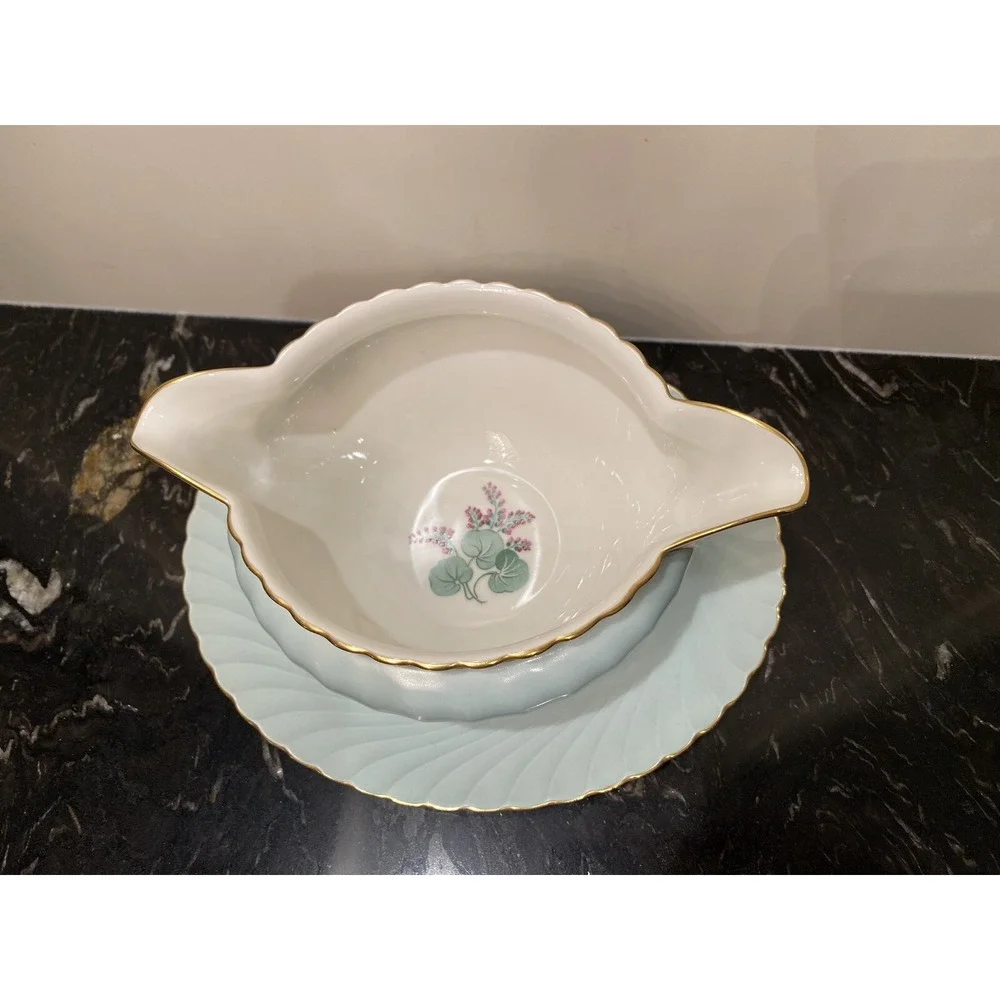 Royal Bayreuth Swirl China Bavaria Gravy Boat Artached Saucer 8.5